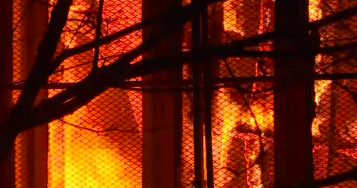 Пламна сградата на бившето Помощно училище в центъра на Варна