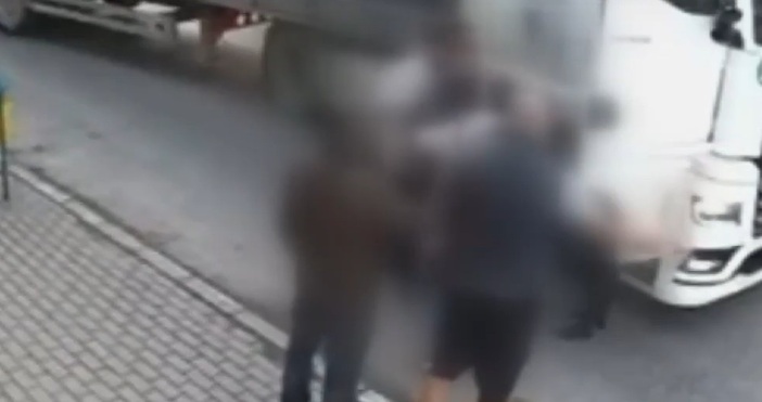 Мъже атакуваха шофьор на тир и нанесоха тежък побой на негов