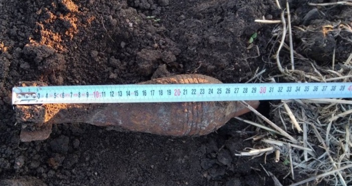 снимки МОВоеннослужещи от Военноморските сили ВМС унищожиха невзривен боеприпас открит