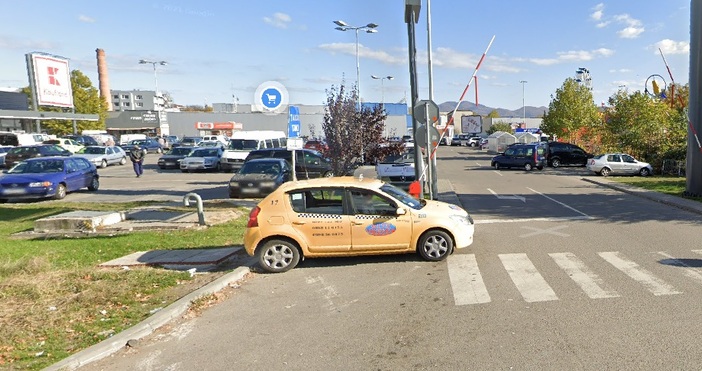 Започна разширяването на хипермаркета Кауфланд в Кърджали Започнаха изкопните работи Входът на