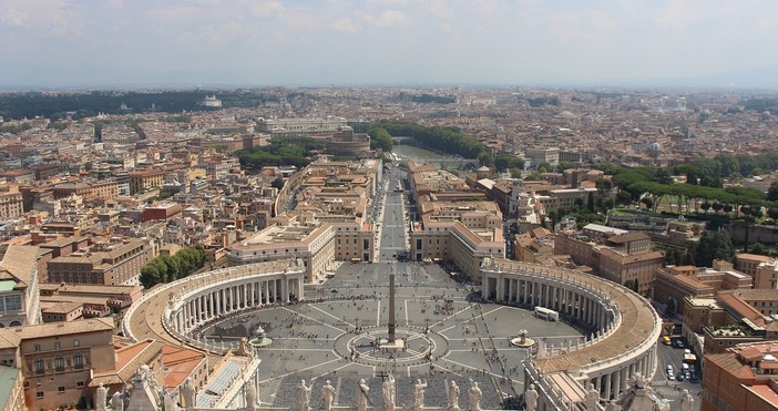 Ватиканът днес призова правителствата по света да наблюдават развитието на