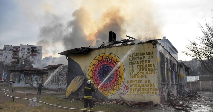 Три екипа на пожарната продължават да гасят тлеещите пламъци в