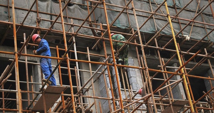 Няма данни младежът който вчера загина на строителен обект в