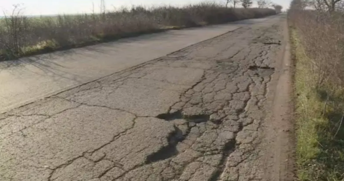 Жители на варненското село Долище решиха сами да асфалтират пътя