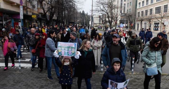 снимки  Варненци излязоха на протест с искане Крайбрежната алея да