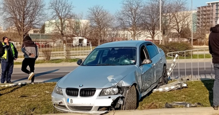 БМВ е излязло от пътя край Кауфланд в Бриз във