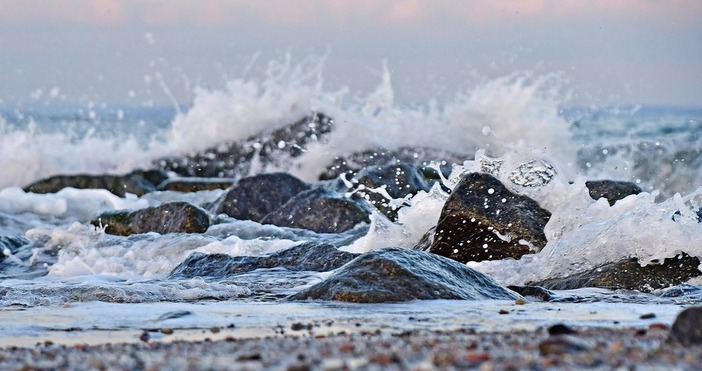 Опасно е времето край морето в Северна България Бурно море и