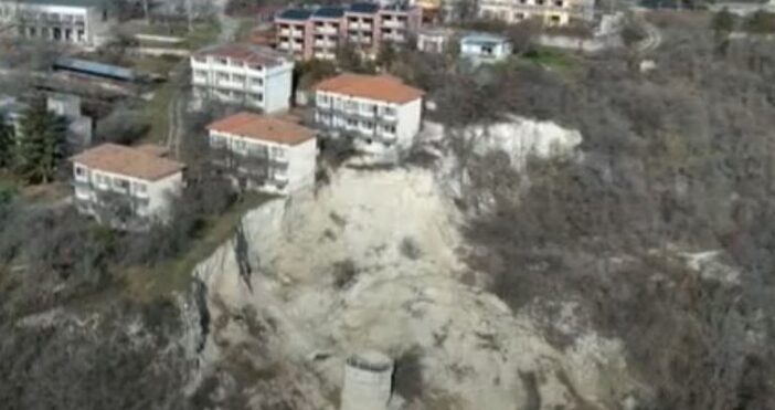 Отново е активно свлачището в Балчик в района на вилна