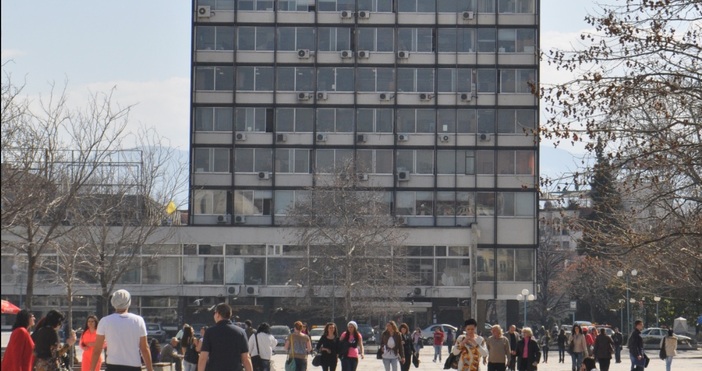 Ресторантът в бившия партиен дом на пл Централен 1 ще