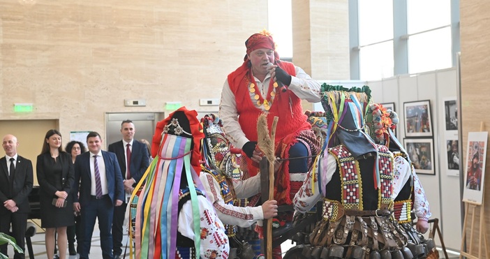 Кукери от Ямбол представят в Народното събрание днес обредни игри,
