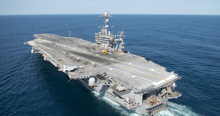 Американски самолетоносач USS Harry S Truman се сблъска с товарен