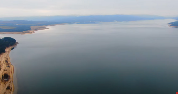 Гледан от високо язовир Искър прилича на малко вътрешно море Язовирите