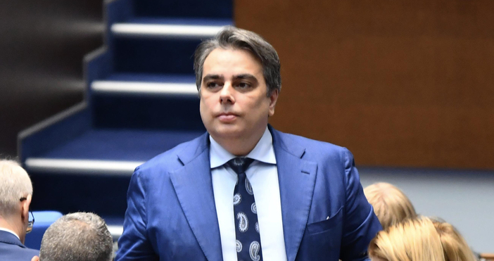 Вчера Кирил Петков настъпи Пеевски. Днес Джаба отвръща на удара.