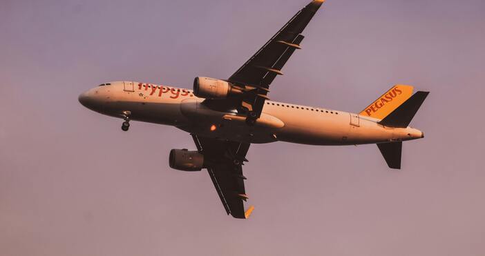 Самолет на турската авиокомпания “Пегасус“ (Pegasus Airlines), изпълняващ полет от