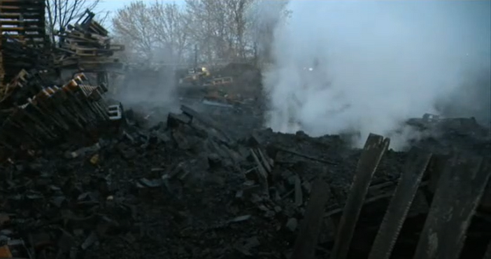 Пожарът който горя в склад за пелети между кварталите Илиянци