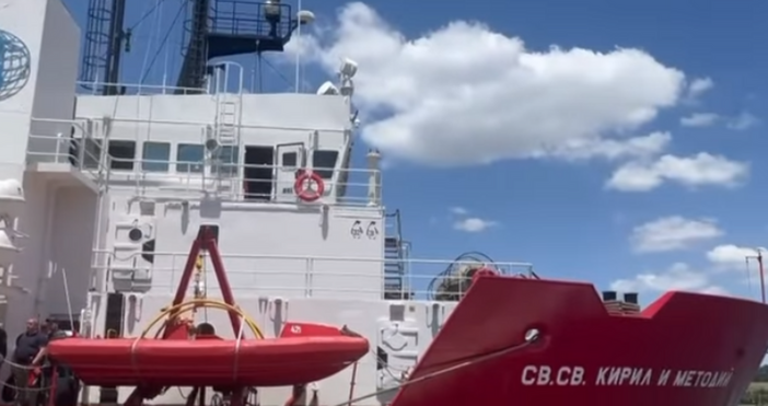 Стопкадър Фейсбук Благомир Коцев архивКапитан II ранг Радко Муевски командир на