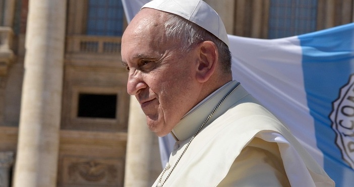 Папа Франциск продължава лечението си в болница където ще остане