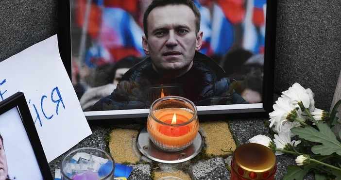 Почетоха подобаващо паметта на виден руски опозиционер Стотици поддръжници на Алексей Навални положиха