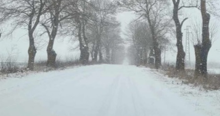 На много места пътищата в страната са покрити със сняг Пътната