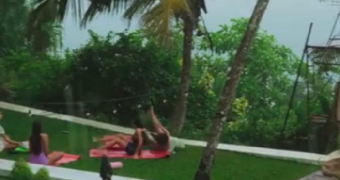 Едно от момичетата в Ергенът се подхлъзна на мократа трева