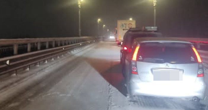 Километрична опашка от автомобили и товарни камиони блокира района на