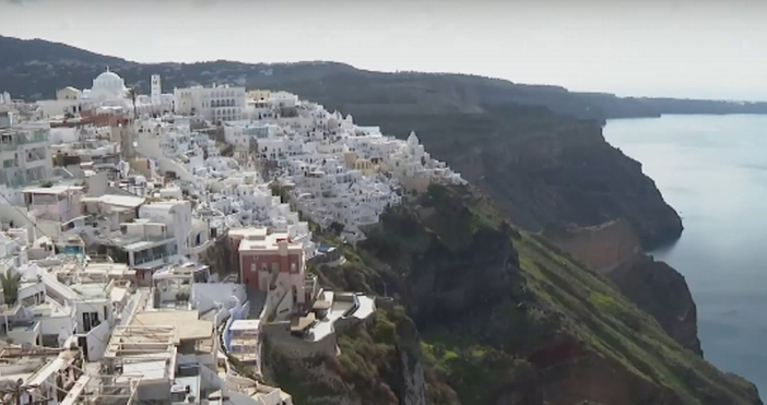 Премиерът на Гърция Кириакос Мицотакис разпореди затварянето на всички училища