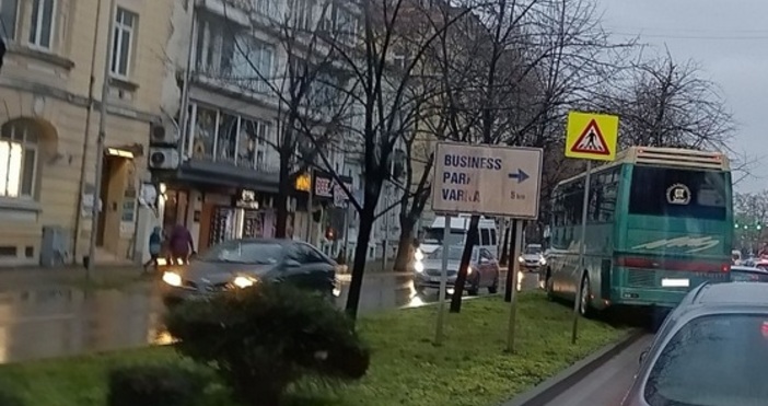 Шофьор на автобус превозващ работници е навлязъл в разделителната линия