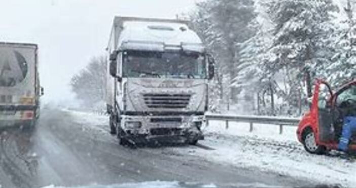 Зимата усложнява обстановката в района на някои общини от област