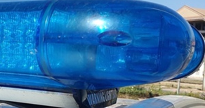 Автовоз се е обърнал по обед на АМ Струма между