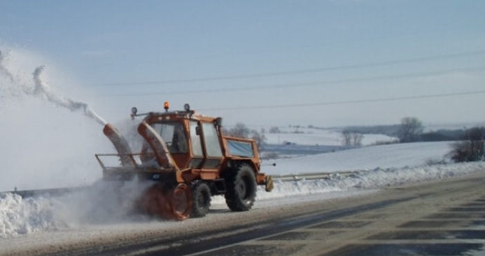 718 снегопочистващи машини обработват настилките от републиканската пътна мрежа за