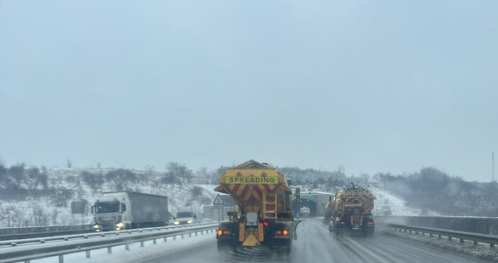 Обстановката на АМ Тракия е тежка Вали сняг не е