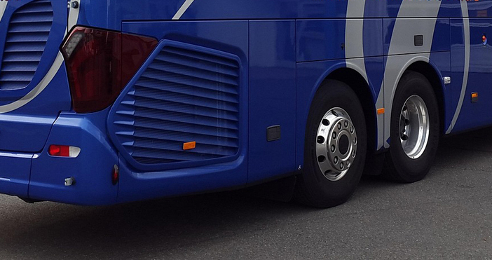 Полицията в Пловдив задържа мигрант скрит зад калник на пътнически