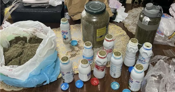 Около пет килограма друсан чай и пет грама метамфетамин са