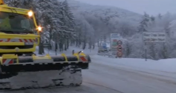 Обилен снеговалеж има в цялата Старозагорска област Пътните настилки са