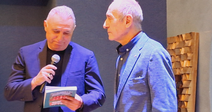 Снимки Фейсбук Народен спорт Футболната икона Божил Колев днес представи автобиографичната си