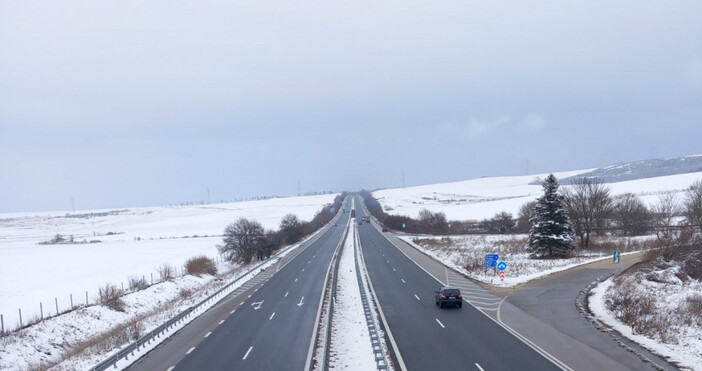 Пътищата от републиканската пътна мрежа се обработват против заледяване предвид