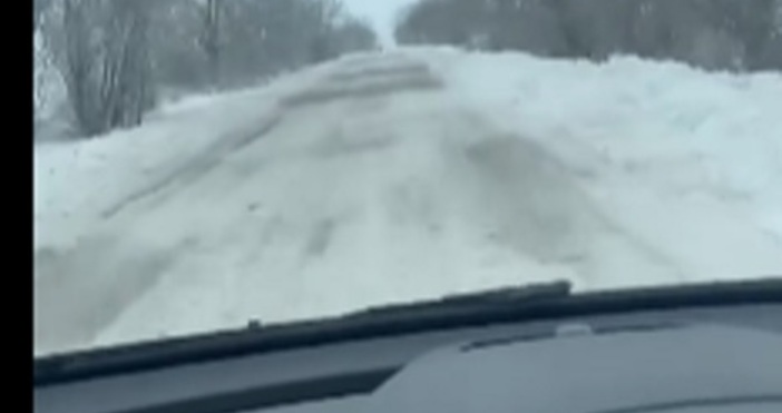 Кадри покрит със сняг показват граждани в Метео Балканс Според изданието