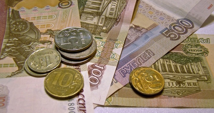 Руската рубла поевтиня спрямо долара и юана по време на днешните преговори между