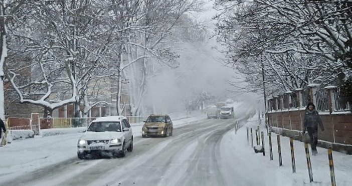Продължава блокадата във Варна Много хора не могат да стигнат до