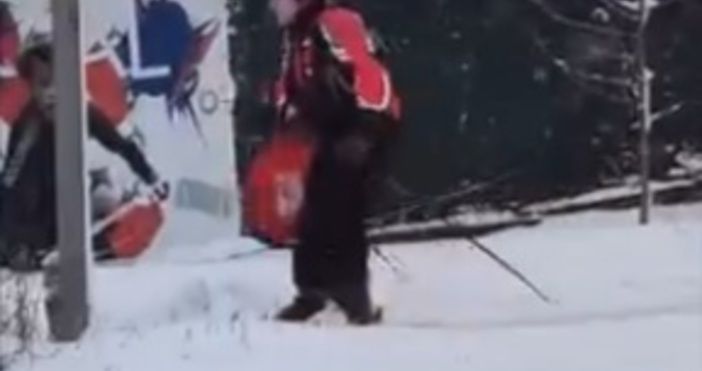 Кадри в мрежата от Варна показаха мъж на ски с