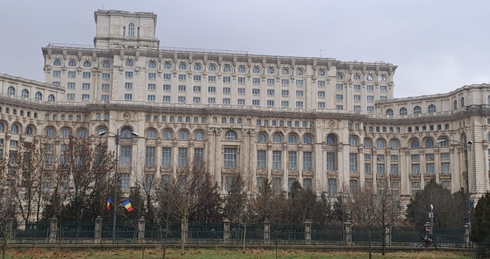 Петел бгВременният президент на Румъния Илие Боложан ще участва днес в