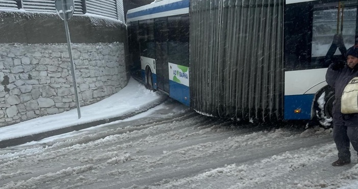 Закъсали автобуси и тролеи на градския транспорт във Варна заради