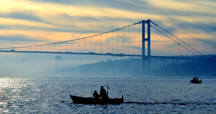 Трафикът на кораби през протока Босфора е спрян временно поради