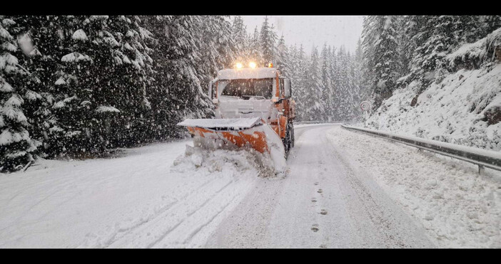 Над 850 снегопочистващи машини обработват републиканските пътища Продължава снеговалежът в