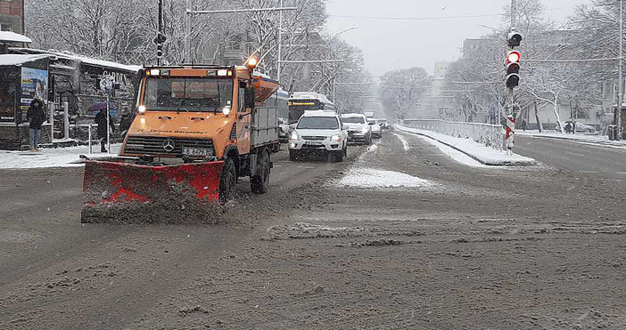 Още една фирма се включва в снегопочистване и обработка на