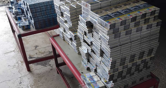 Инспектори от ТД Митница Русе установиха укрити 32 800 къса