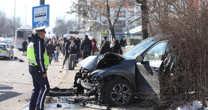 Тежка катастрофа на спирката на бул. Г.М.Димитров в СофияАвтомобил се