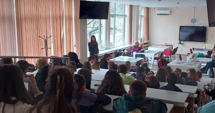 Посещение при паралелки шестокласници от ОУ Захари Стоянов направиха през