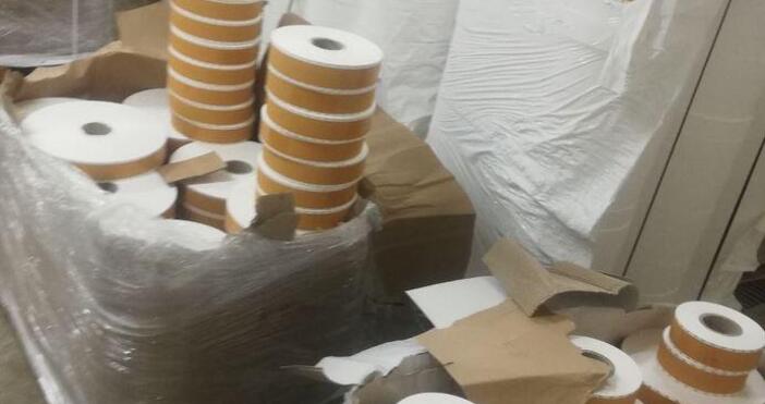 Голямо количество фалшива филтърна хартия коркофан са открили митническите служители