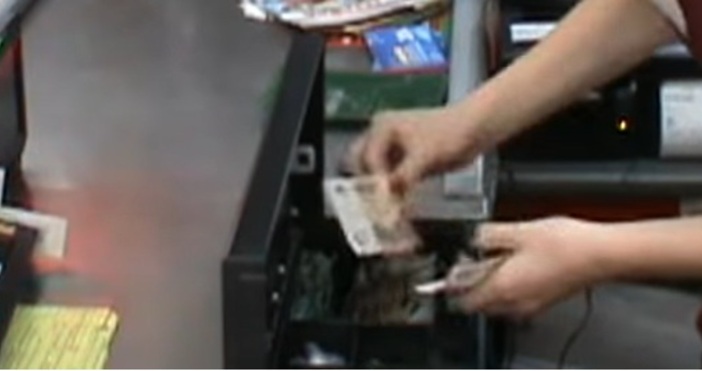 стоп кадър ЮтубДанъчни служители да събират пари от касите на длъжници